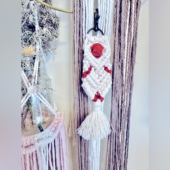 BÖHÖ Macramé Handwoven &Knotted w/♥️Ivory+Brick Red Accent Black Swivel Keychain - Picture 6 of 14